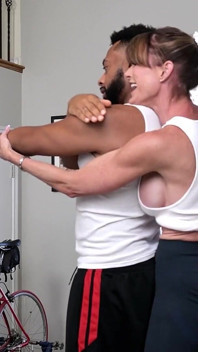 健美熟女sofie marie挑逗大鸡巴男人干她