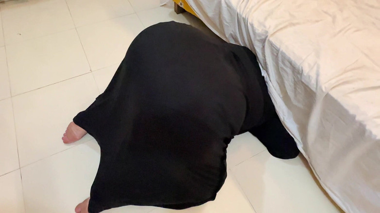 Aria Mia: 阿拉伯热辣女仆在床下打扫干净时卡住了 - 大屁股头巾女孩穿着abaya niqab和内裤