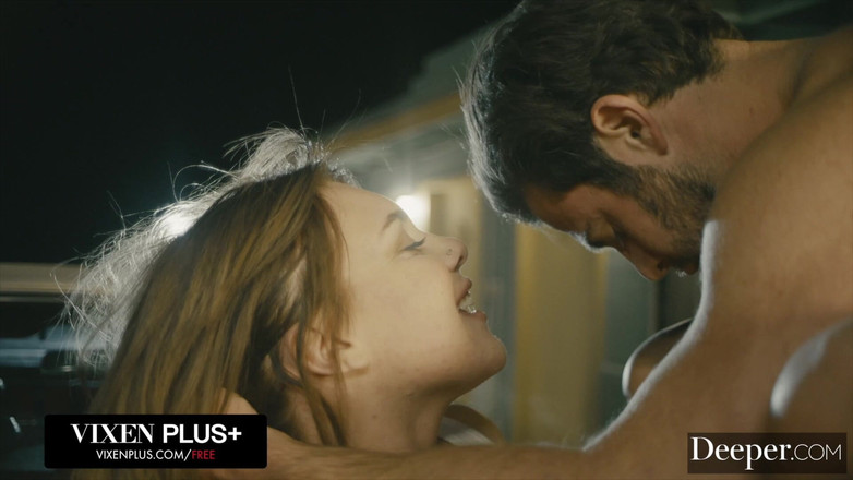 Deeper: Derin. Seth ve Gabbie araba başlığında sikişiyor