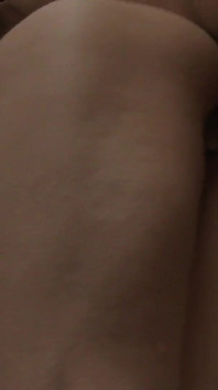 Brunette digoda di dapur masturbasi di atas meja