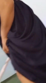 Sexy máma Sara chycena při čištění místnosti při tanci nahá. Domácí video, Velká prsa a Velký zadek, Indická Bhabhi