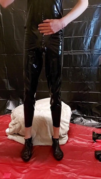 Lateks catsuit ve kırmızı lateks eldivenler