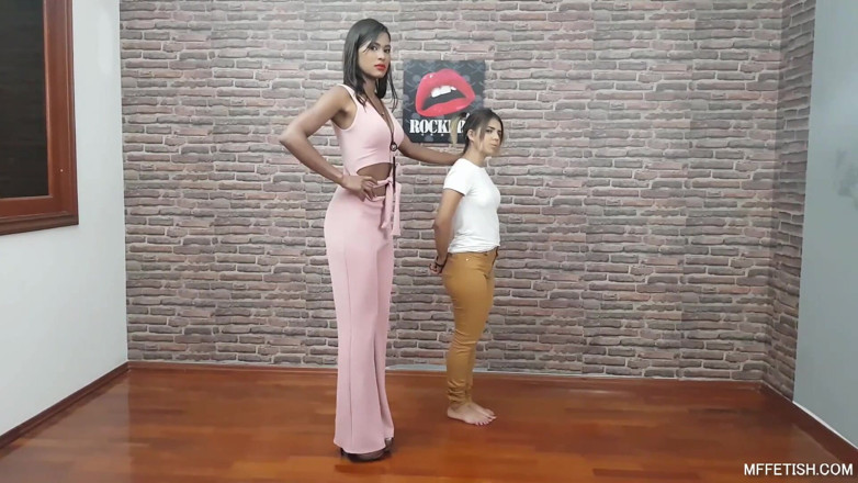 Sapphic Latinas: Những nụ hôn Ấn Độ bị xâm nhập