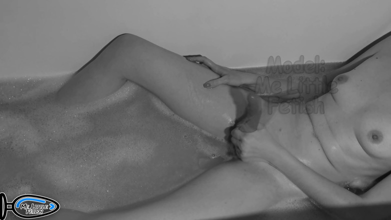 Me_little_fetish: Vibratörle 18+ amına mastürbasyon yapıyor ve ince kız akşam banyosu yapıyor
