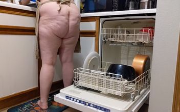 Big Butt MILF Loads the Dishwasher