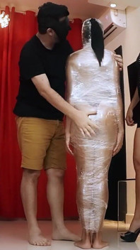 플라스틱 랩과 발 지배로 Luana를 미라화!