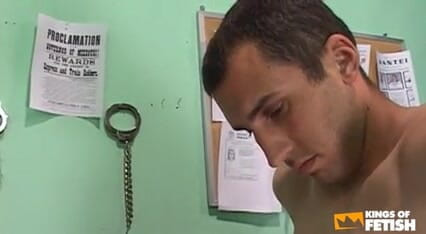 Gay Diaries: Il tipo arrestato si fa scopare il culo da un...