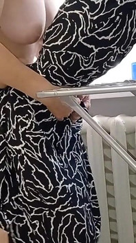 다른 이웃이 스트랩으로 그녀를 따먹는 동안 그녀의 세탁물에 매달려있는 이웃 중 하나를 잡았어