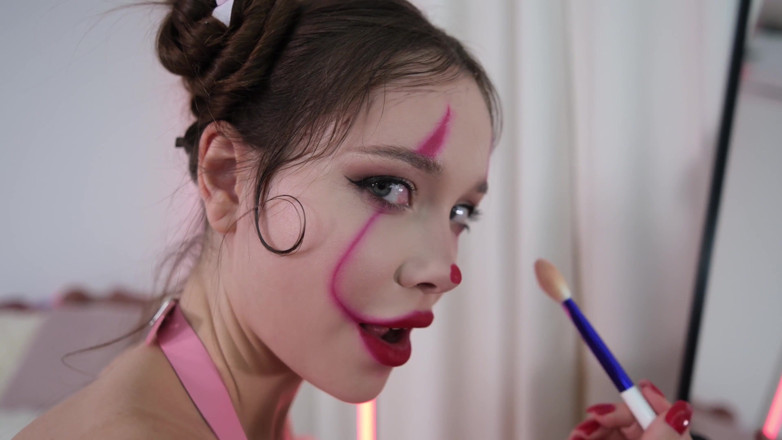 Kate Kuray: Pennywise jí obratně saje a vystříkne jí na obličej
