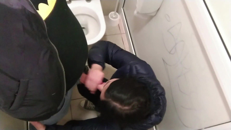 Toilet Mommy: Tembakan air mani di toilet umum