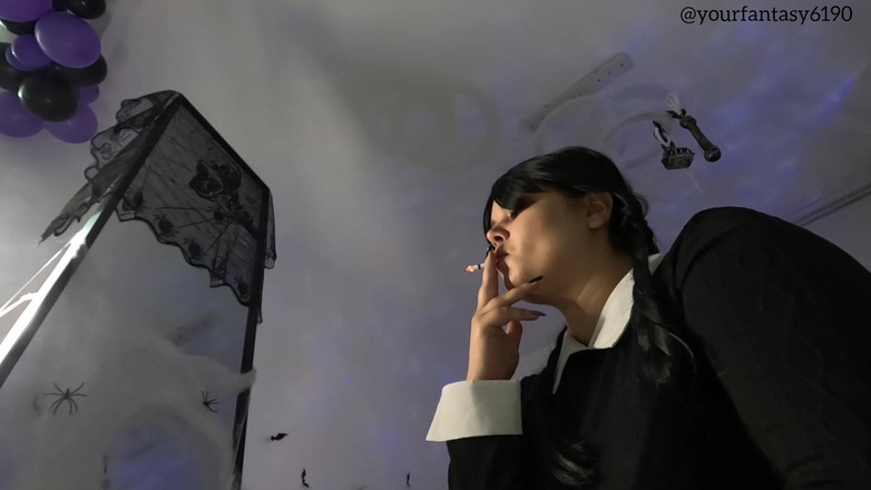 Your fantasy studio: Wednsday fumând o țigară de aproape