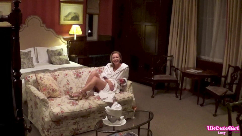 UKCuteGirl Lucy Lauren: Твоя дружина внизу, я голий нагорі, неслухняна фантазія, інструкція з дрочки
