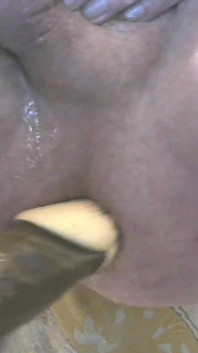 Menggunakan dildo