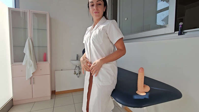 Only Maya: Sexy médica se masturba na cama enquanto espera pelo paciente