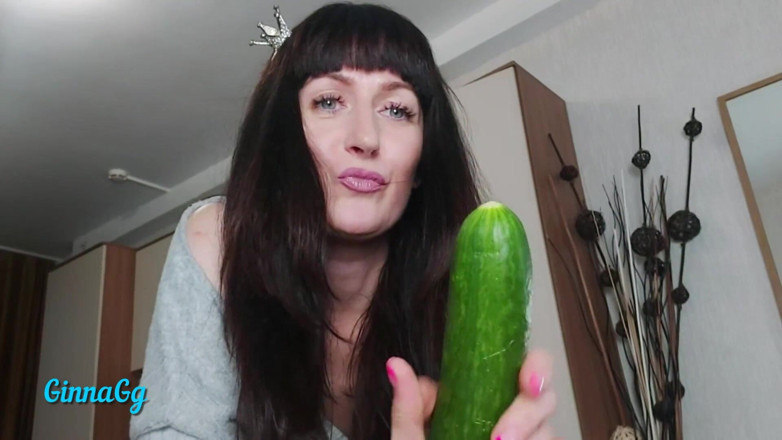 GinnaGg: Rainha dos vegetais fode pepino em camisinha preta
