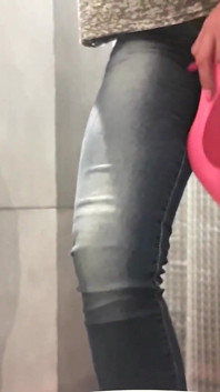 Kencing terdesak dalam seluar jeans saya dan kasut tumit tinggi merah jambu