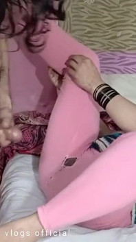 Figa teenager indiana indiana scopata attraverso il buco del pigiama da lungo ragazzo nri dai capelli neri dopo la sega durante lo spettacolo in webcam