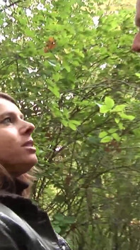 Miła amatorska para rucha się w naturze