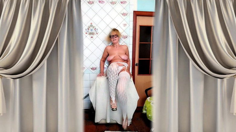 Lukerya: 보지를 핑거링하는 핫한 주부 Lukerya