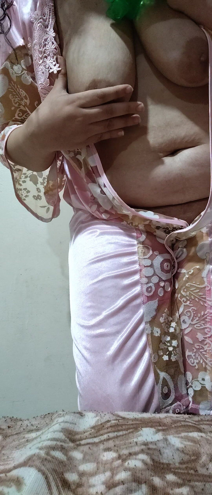 Ali Muhammad: 一个句子女孩在镜头前脱下内衣