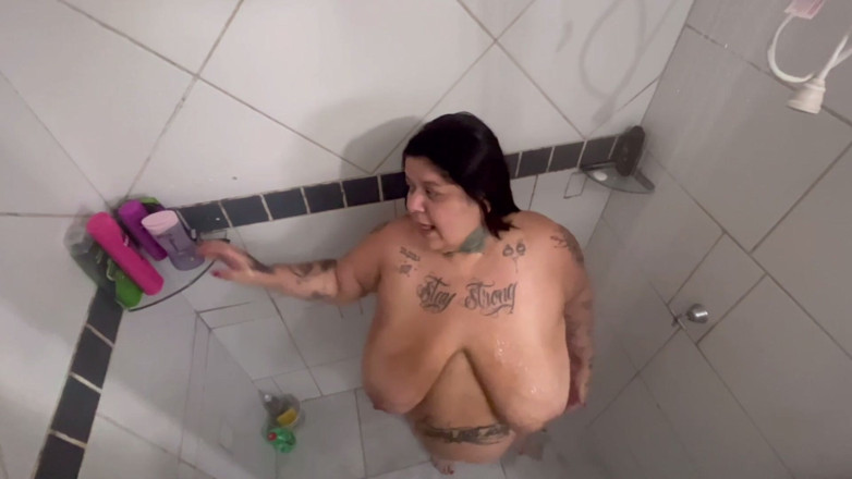 Mary Jhuana: Naughty Bath comigo