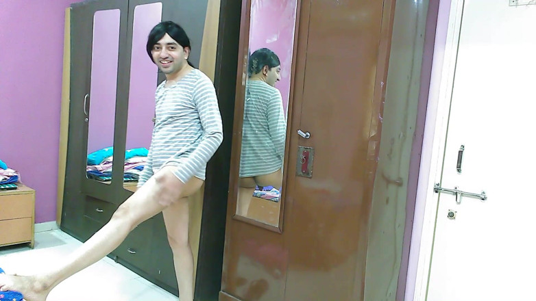 Cute & Nude Crossdresser: Douce tapette travestie femboy sucette douce dans le t-shirt de...