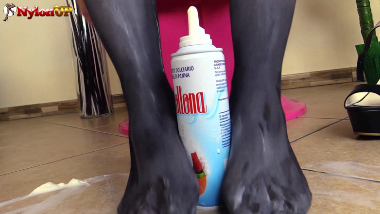 Foot Fetish HD: Sexy brunette tessa plays with her feet and a cream