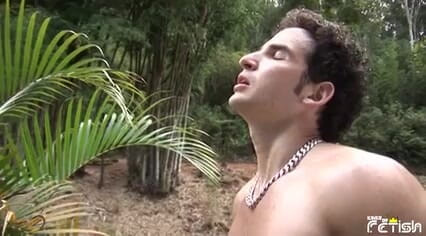 Gay Diaries: Gordo loiro recebe seu cu esmagado ao ar livre por...