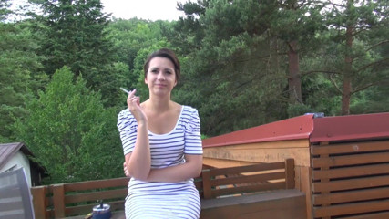 All Those Girlfriends: Carrie kouří cigaretu, než svádí svou kundičku