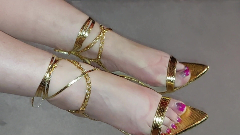 PureVicky66: La nonna arrapata si spoglia e si infila le dita...