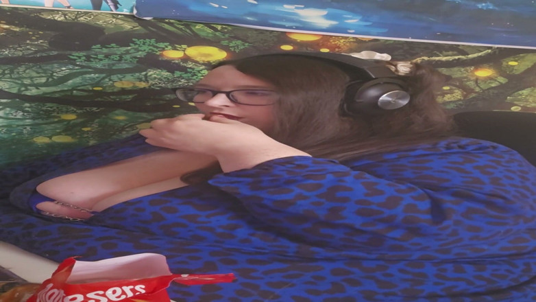 SSBBWLadyBrads: SSBBW Goddess Snacking Whilst Working