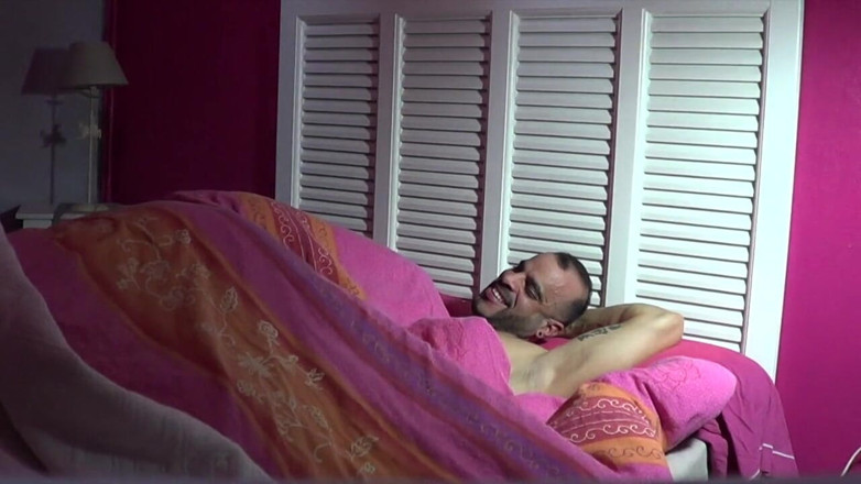 RAW PORN SPY CAM: Kamera internetowa Dimitri zerżnięta na oklep przez Araba w łóżku