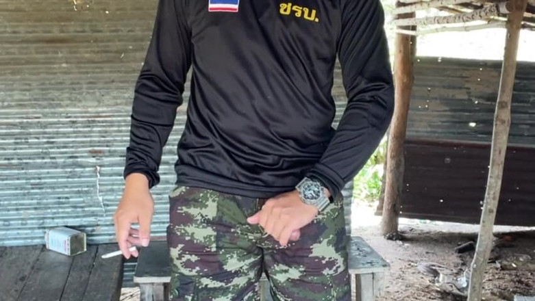 Hiroshi_cr: Une Thaïlandaise excitée se branle et jouit au travail