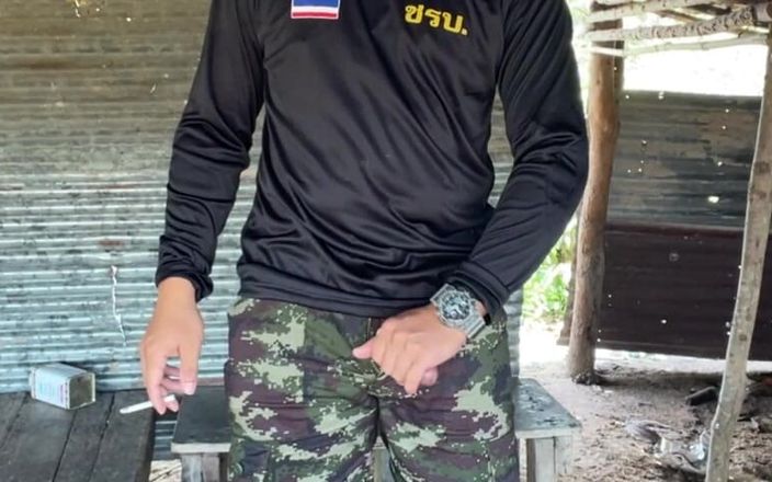 Hiroshi_cr: Nadržená Solider Thai Honí a stříká v práci