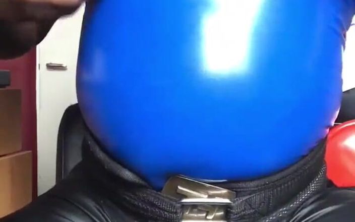 Black mature kinky muscle: Gumowe cycki i brzuch