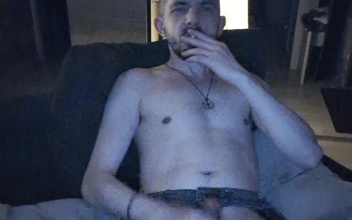 kinkygaynudist: Гей хлопець дрочить і курить