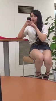 街上有很多危险的诱惑。小心连裤袜女孩们！