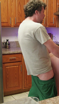 MILF wird in der Küche gefickt, während Er Brathähnchen Cooking