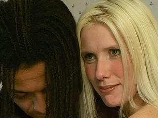 Penggambaran MILF blonde berkaki panjang dengan seorang lelaki hitam dengan orang lain menonton