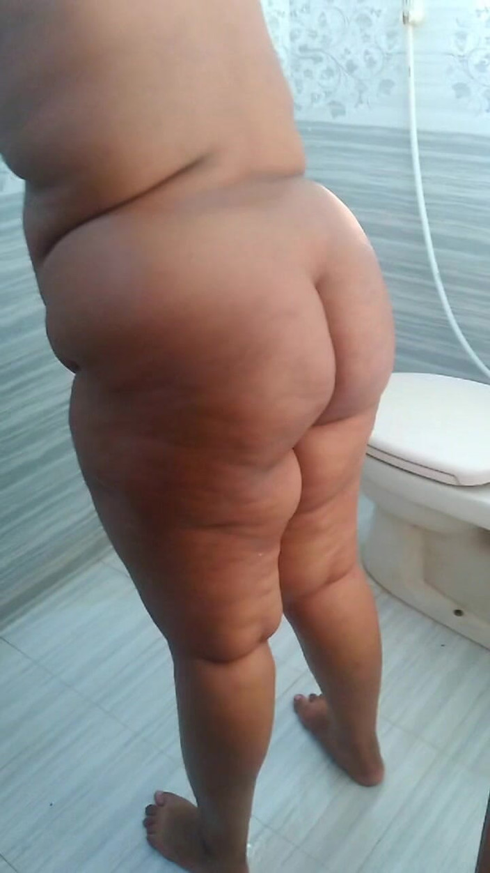 Aria Mia: トイレでホットなぽっちゃり系女子、全裸&amp;お尻ファックが欲しい!