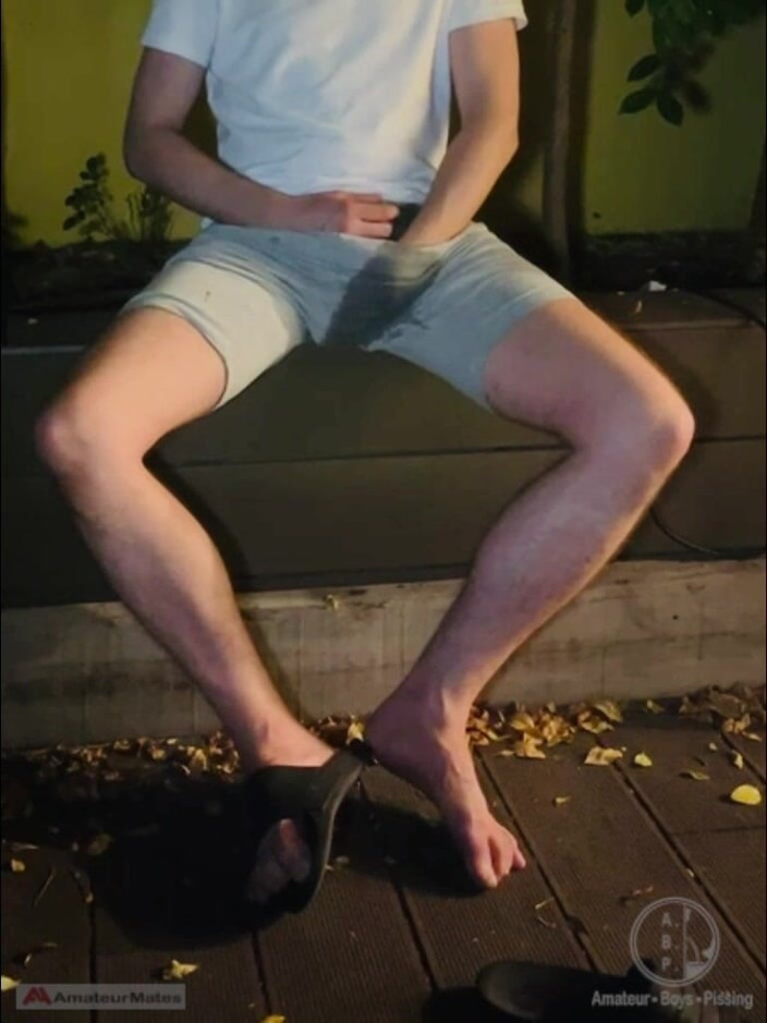 AmateurBoysPissing: Twink amator în Adilette Sandals se udă în grădină și își scoate pula afară