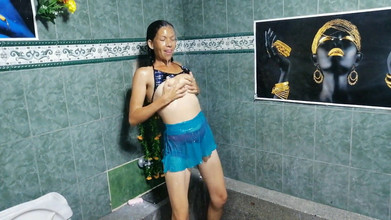 catalinagrande: 1 del jag badar med min styvsyster och vi leker...