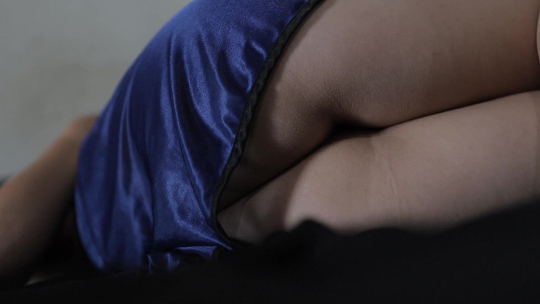 deafheaven666: Rondborstig indo-meisje kleedde zich langs achteren terwijl ze een sexy...