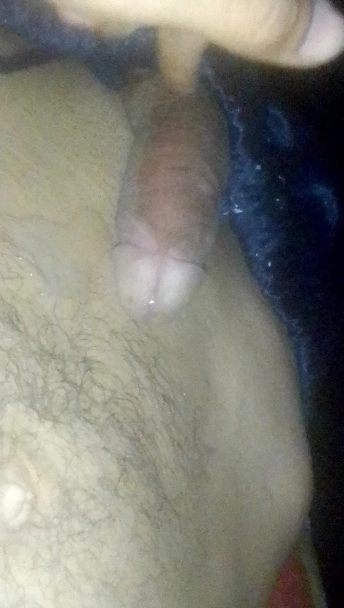 Cute boy jerks off: Chlapec si praží brčko a rozmazává si ji v noci,...