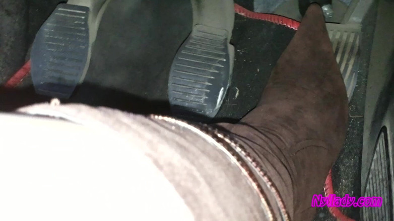 Nyllady: Nyllady conduciendo su punto rojo en botas de tacón alto
