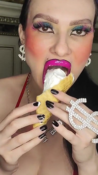 Bimbo z dużymi wargami z błyszczącą szminką zjada lody