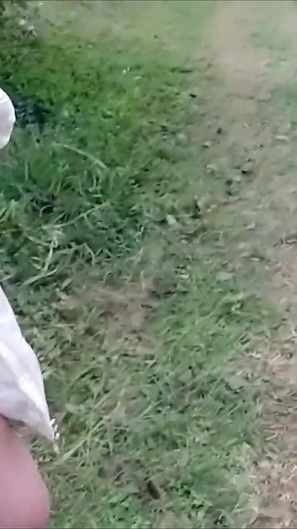 FannySquirting: Eşim parka iç çamaşırı olmadan gidiyor ve gösteriş yapıyor!