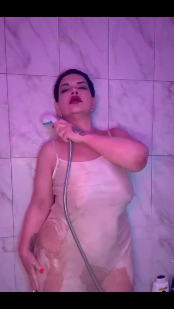 KarmenMilf: Bilik mandi erotik
