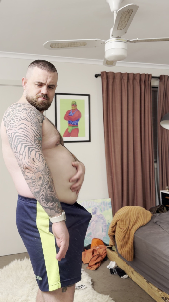 Keller Wolfe: Baculatý medvěd si hraje se svým ptákem a břichem
