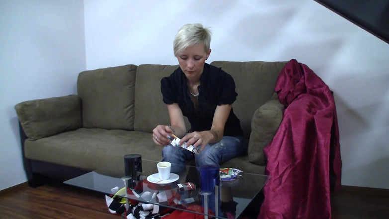 Smoke it bitch: Dulce rubia le encanta fumar cigarrillos en el sofá
